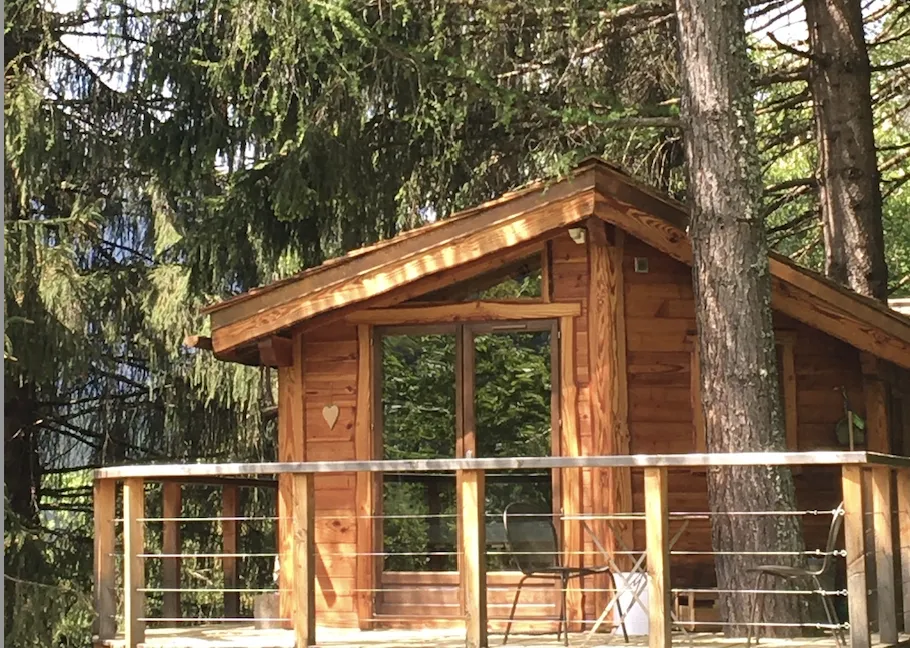 La Cabane dans les Arbres, cabane sur pilotis à Saint-Jean-d'Aulps