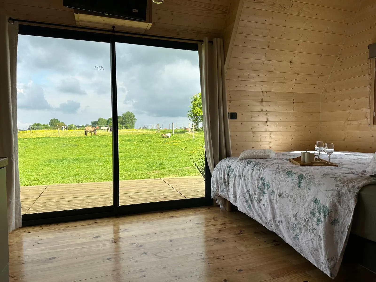 La Cabane de Chaume, cabane au sol à Annouville-Vilmesnil