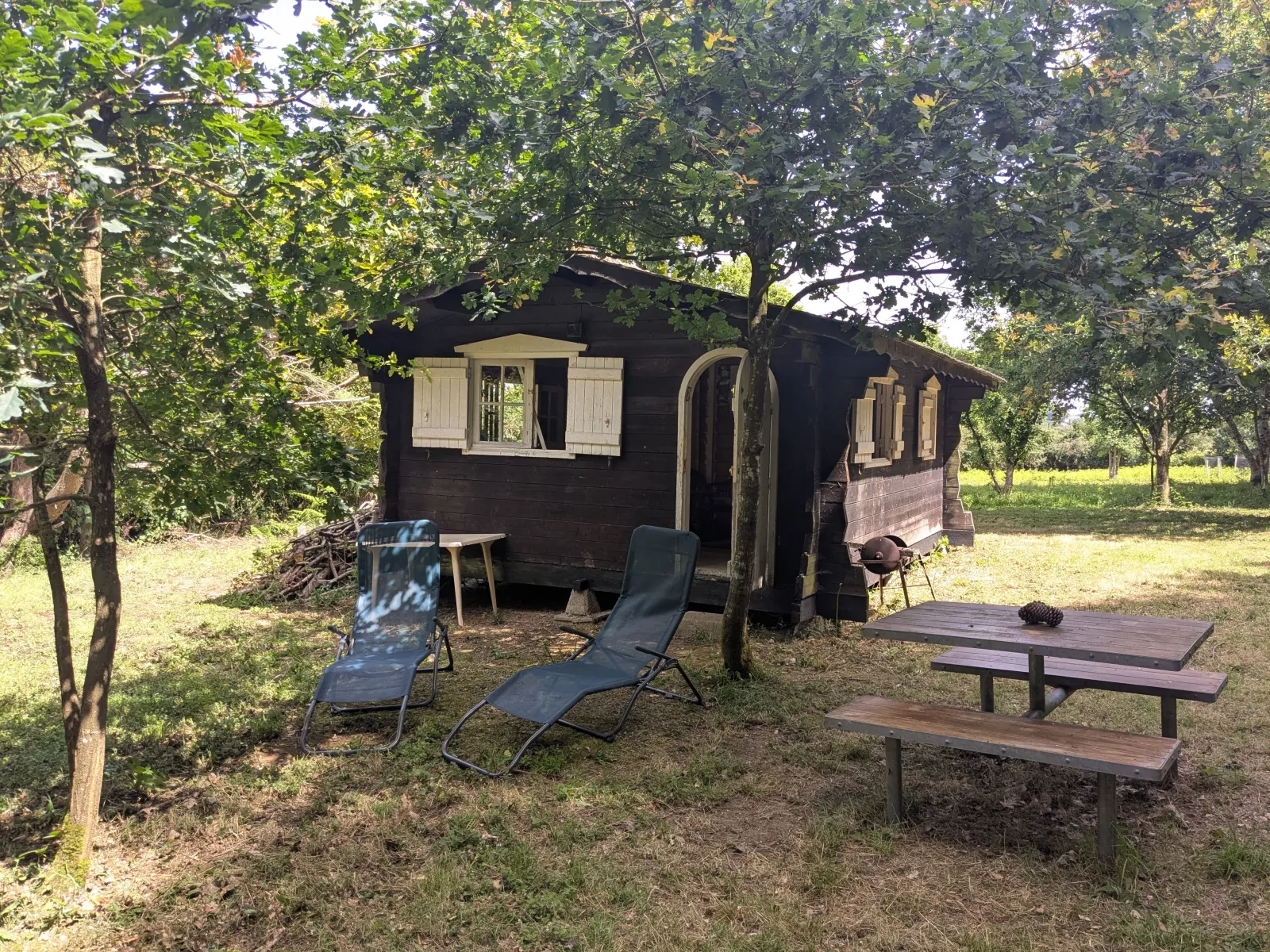 La Cabane de Datcha, cabane au sol à Guer