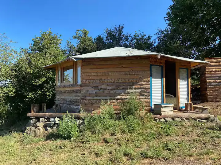 La cabane de Jacky, cabane au sol à Yssingeaux