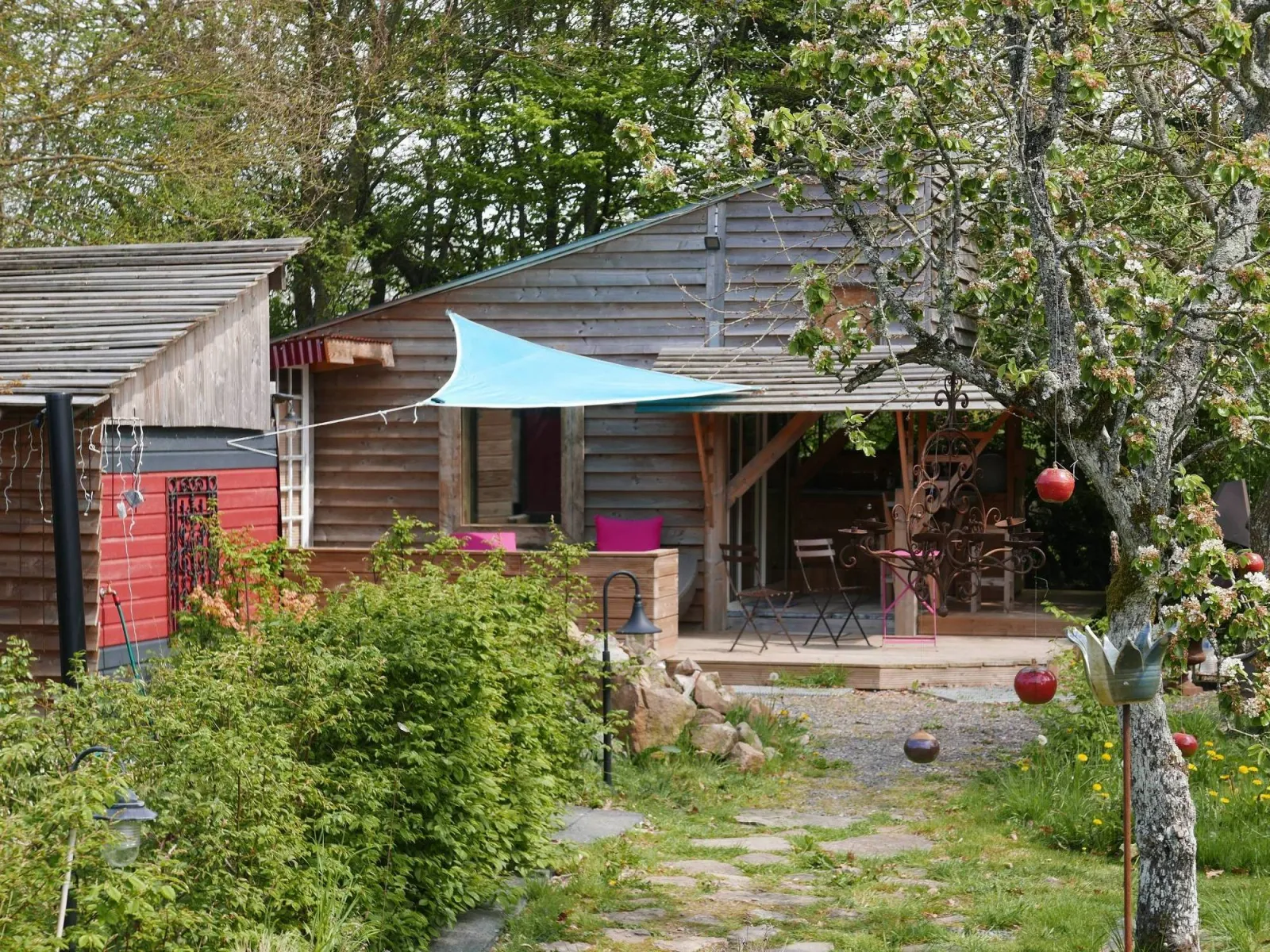 La Cabane de Léo, cabane au sol à La Lande-de-Goult