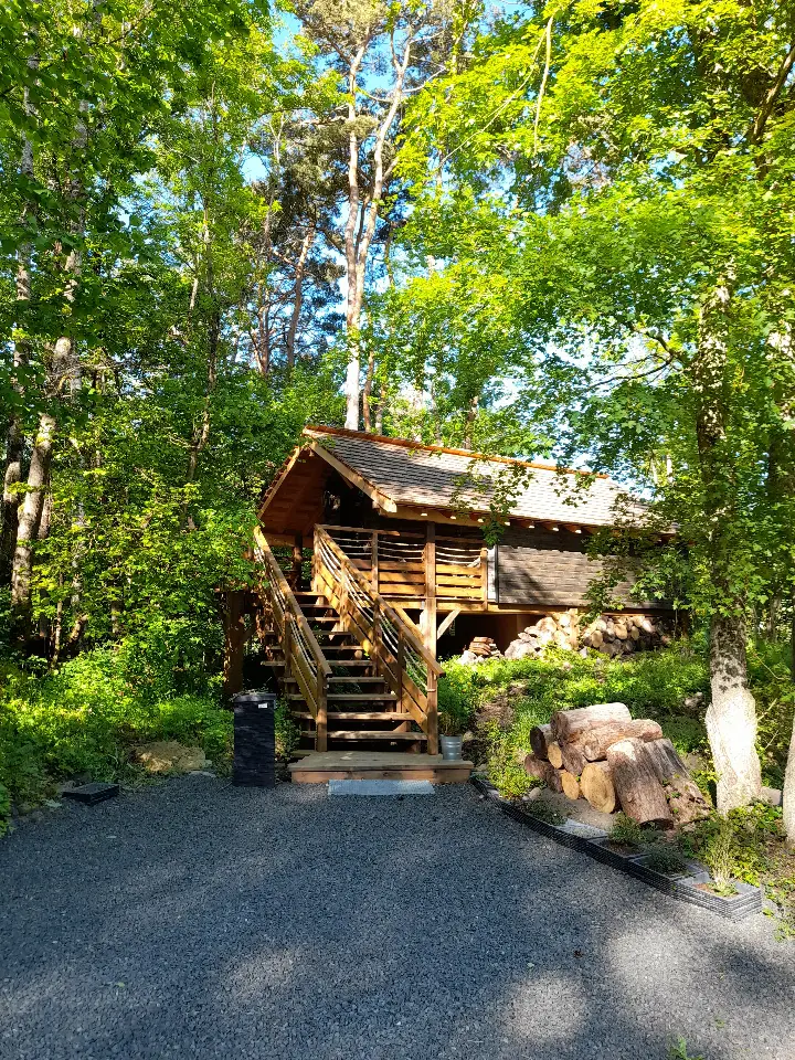 La Cabane de Lyns, cabane sur pilotis à Saint-Diéry