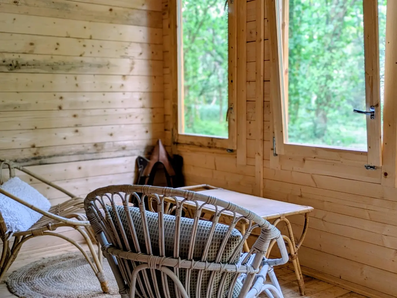 La Cabane de Pen Enez, cabane au sol à Tréméoc