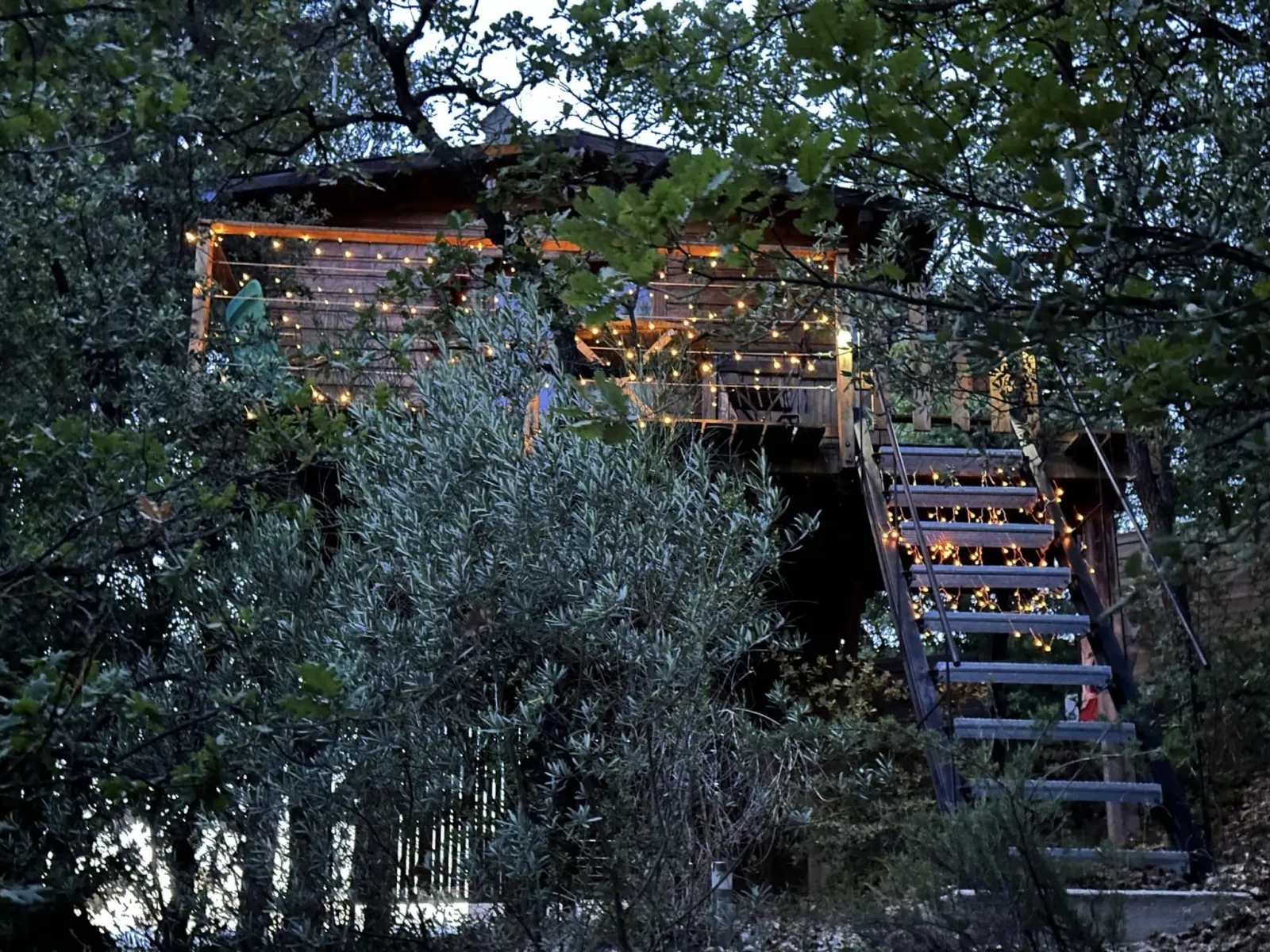 La Cabane des Amoureux, cabane sur pilotis à Barjols