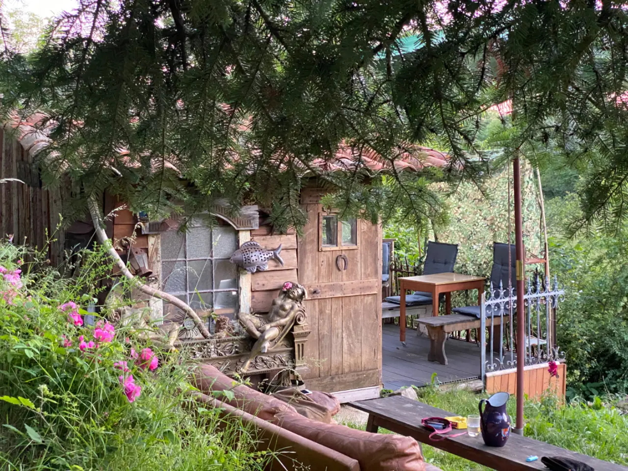 La cabane des deux muses, cabane au sol à Bussières