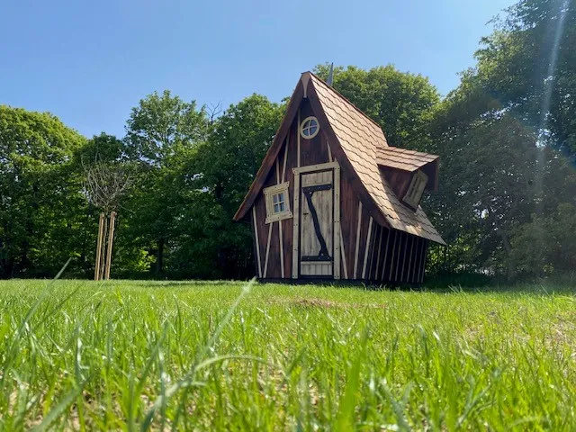 La Cabane des Korrigans, cabane au sol à Boisgervilly