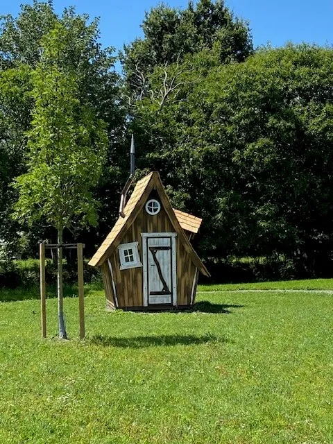 La Cabane des Trolls, cabane au sol à Boisgervilly