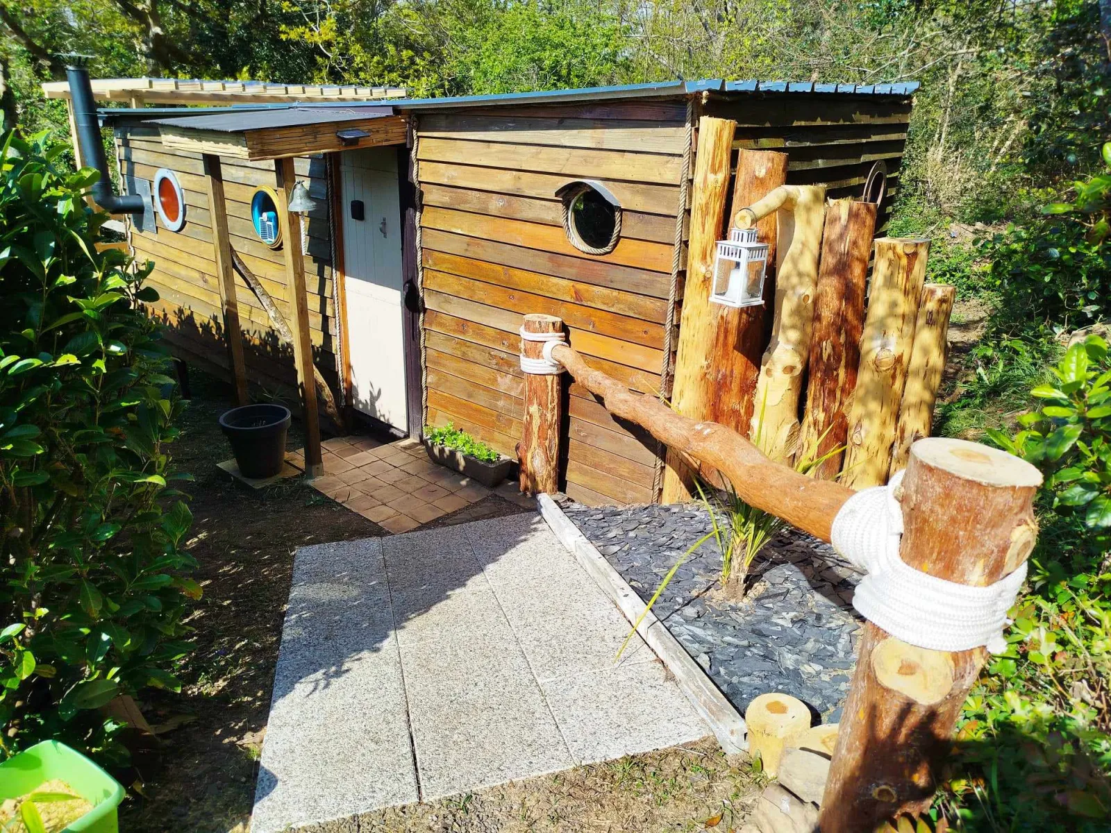 La Cabane du Menez, cabane au sol à Hôpital-Camfrout