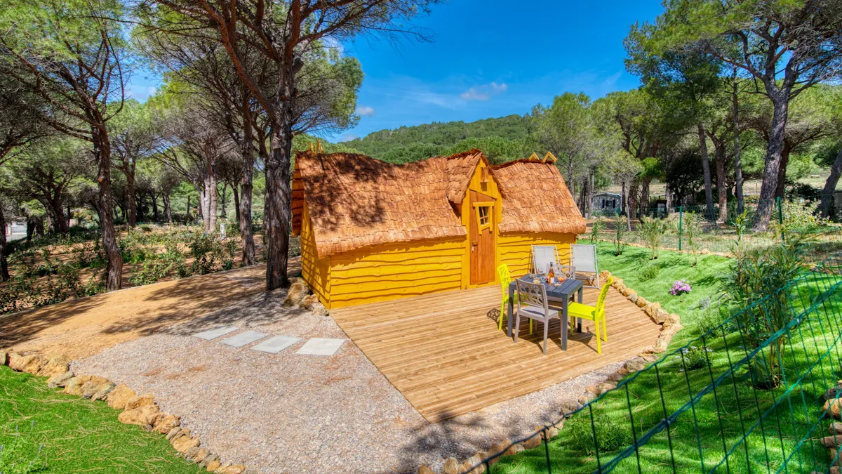 La Cabane Enchantée, cabane au sol à Bizanet