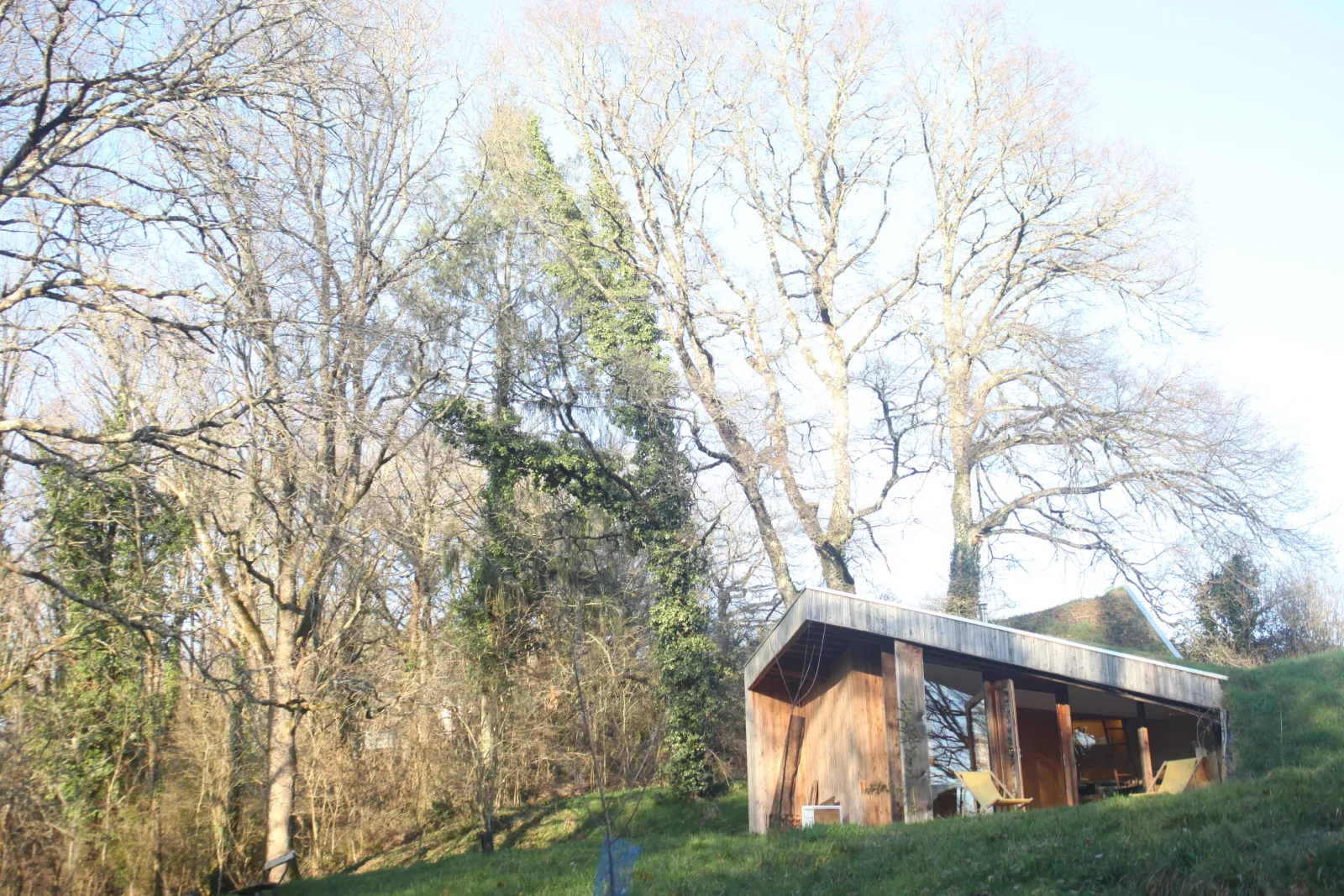 La Cabane jaune, cabane au sol à Saint-Victurnien