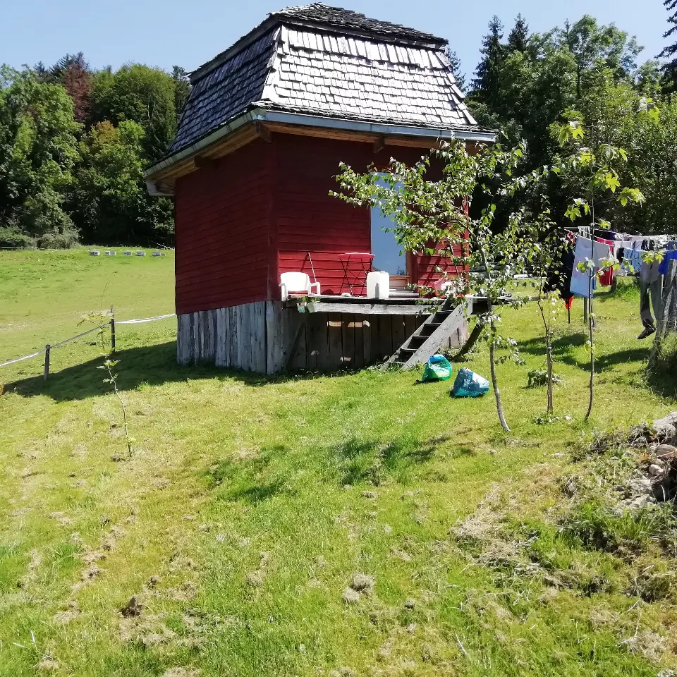 La Cabane pentagonale, cabane au sol à Merlas