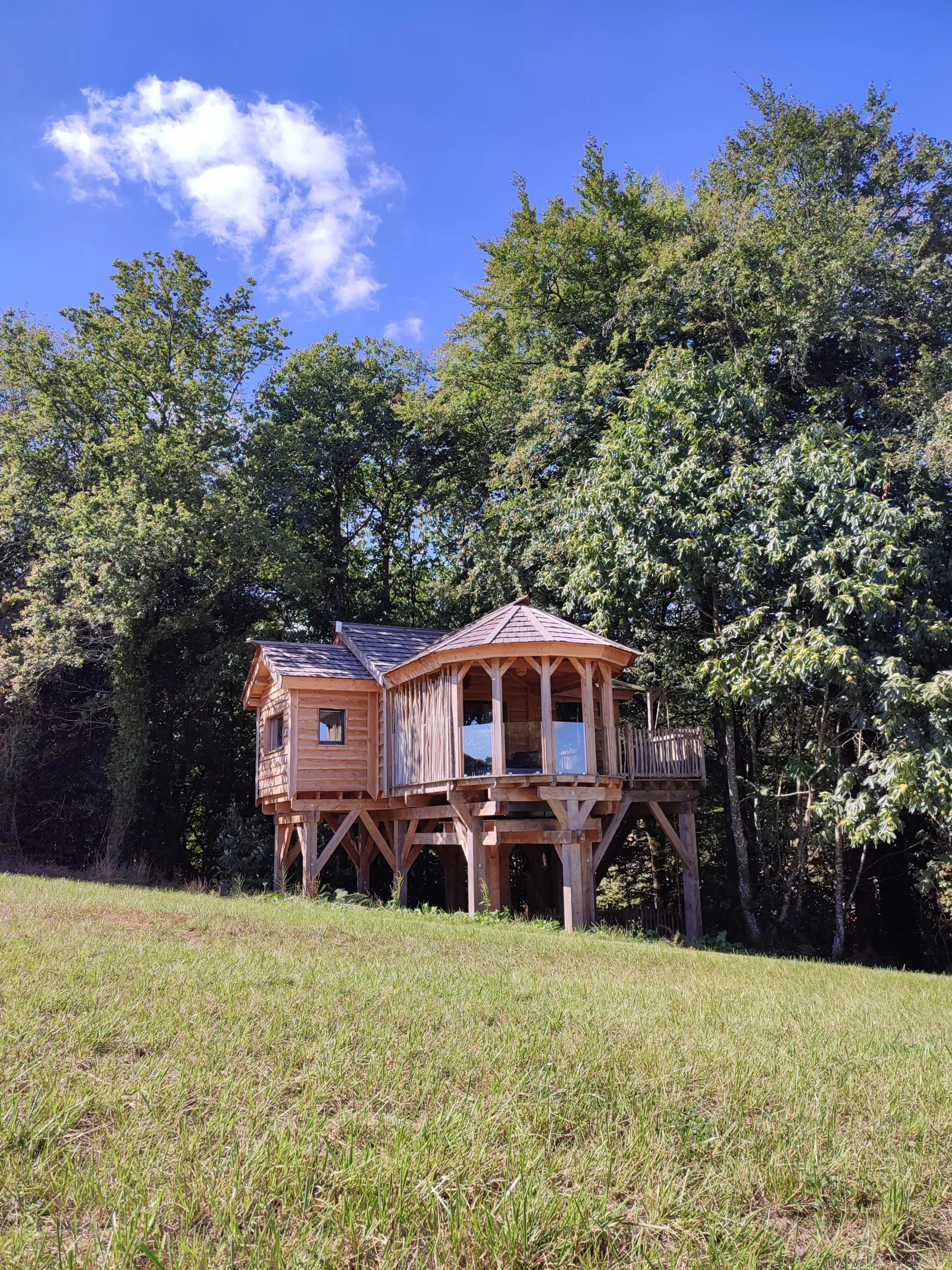 La Cabane Perchée, cabane sur pilotis à Gomené