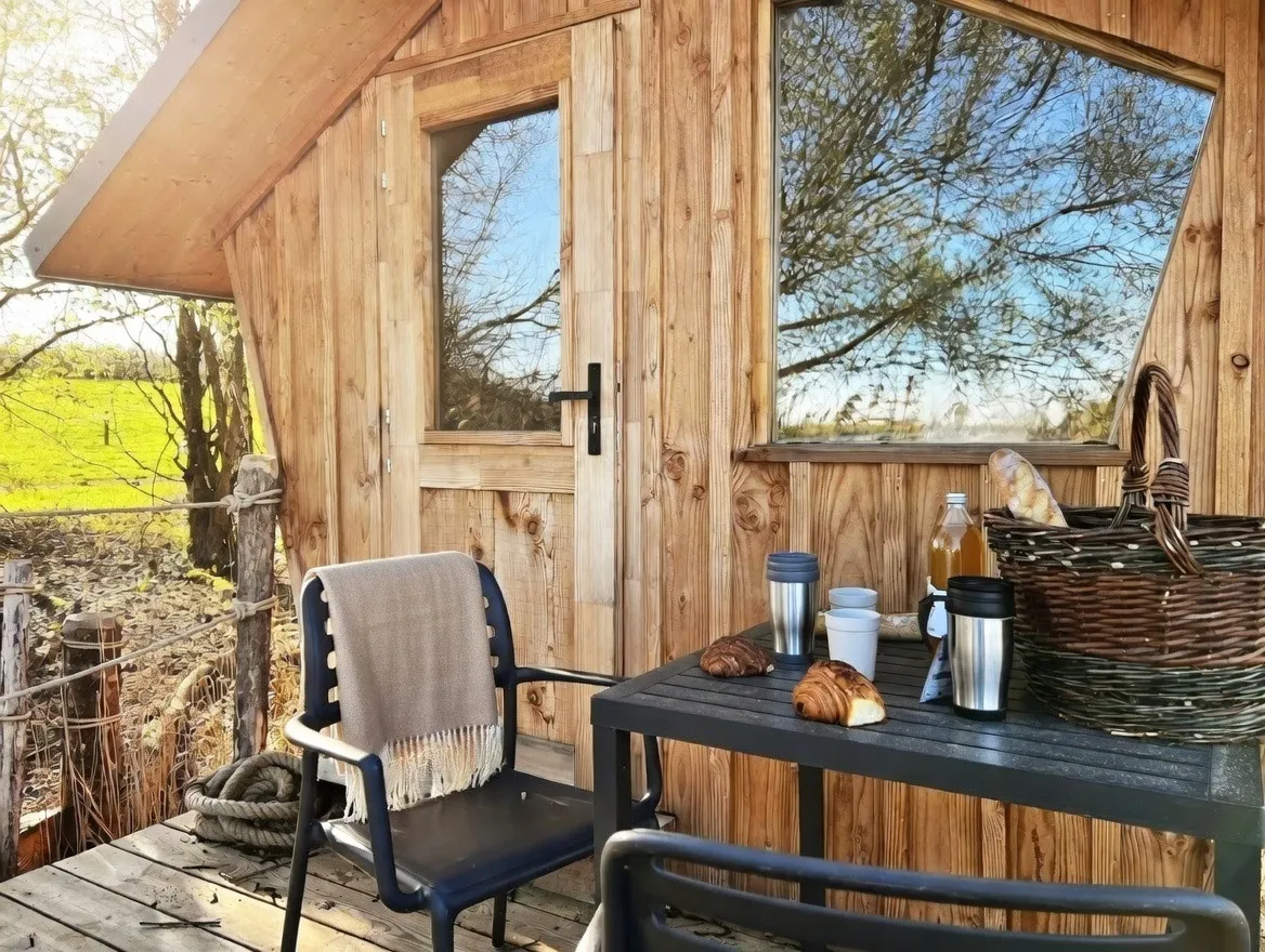 La Cabane Perdue, cabane au sol à Bâgé-Dommartin