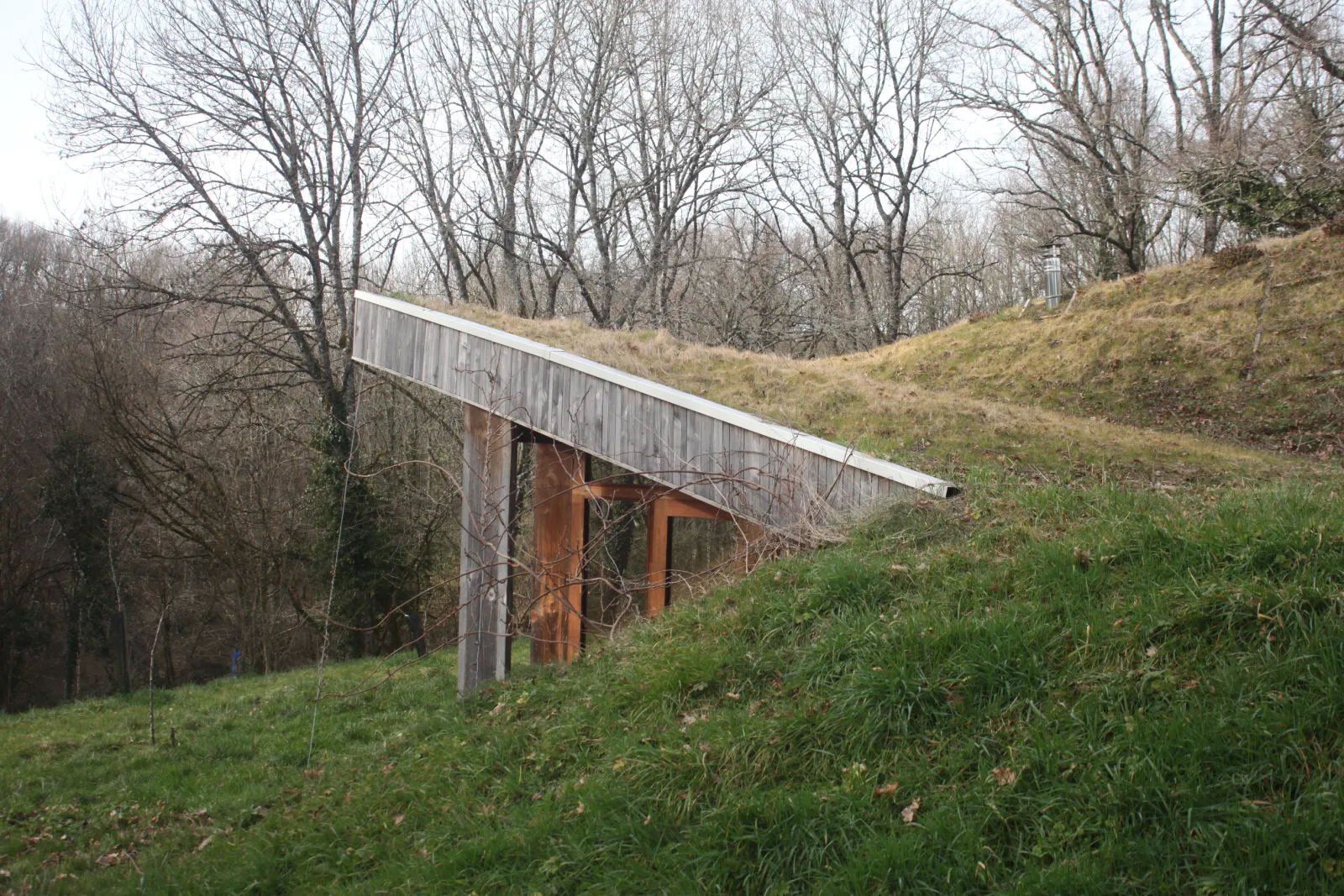 La Cabane rouge, cabane au sol à Saint-Victurnien