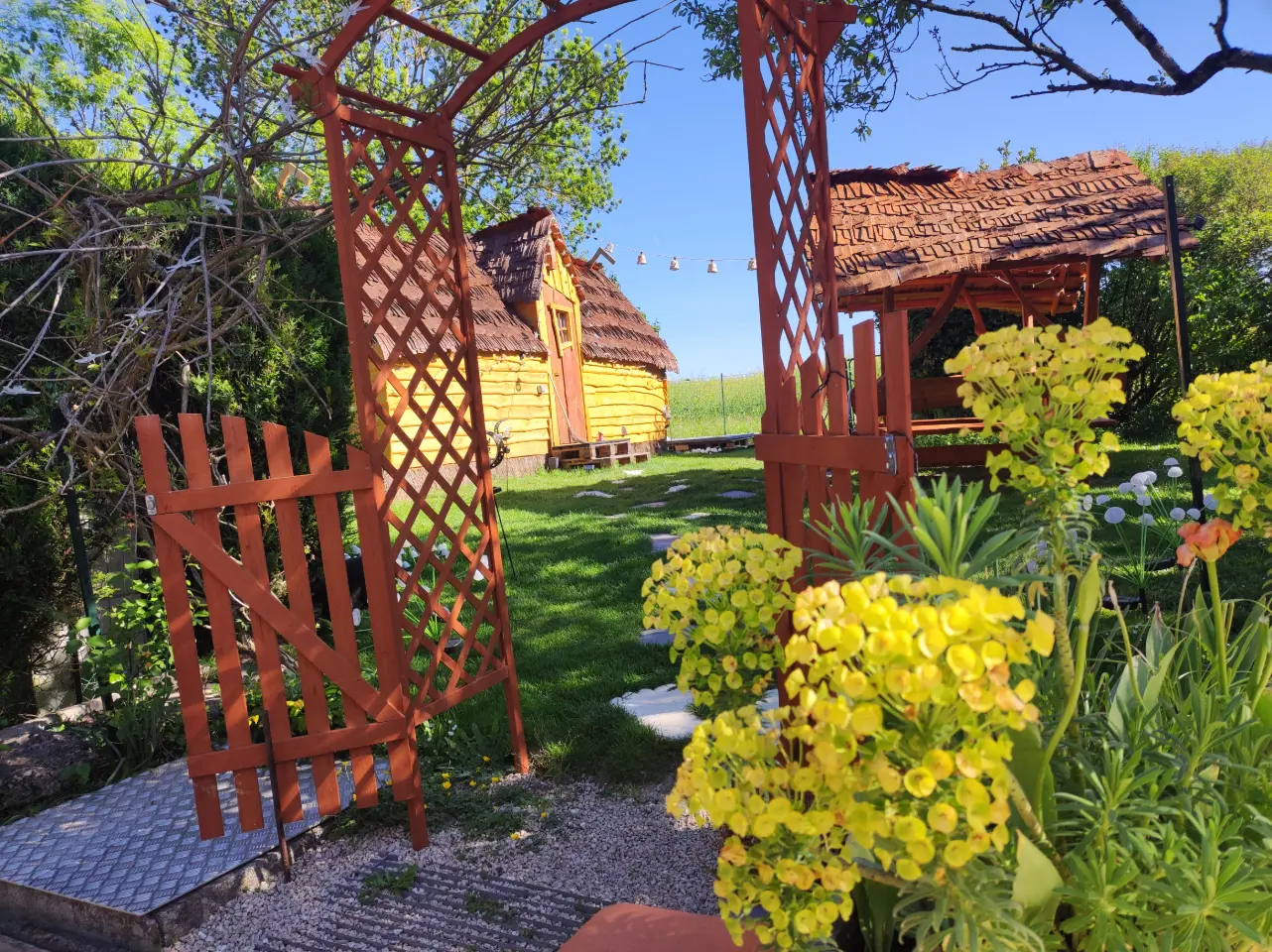 La Cachette enchantée, cabane au sol à Messas