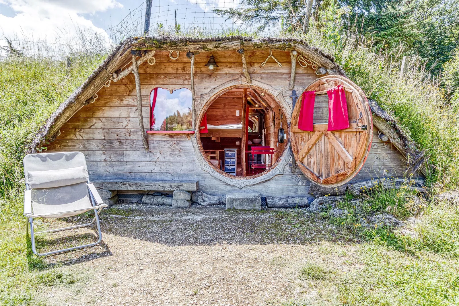 La Gadouillère, cabane au sol à Descartes