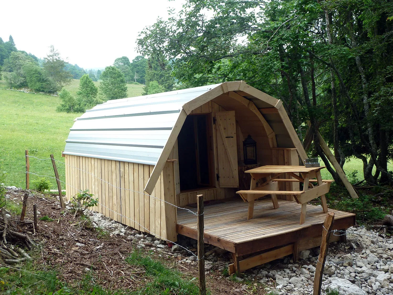 La hutte de La Petite Échelle, cabane au sol à Rochejean