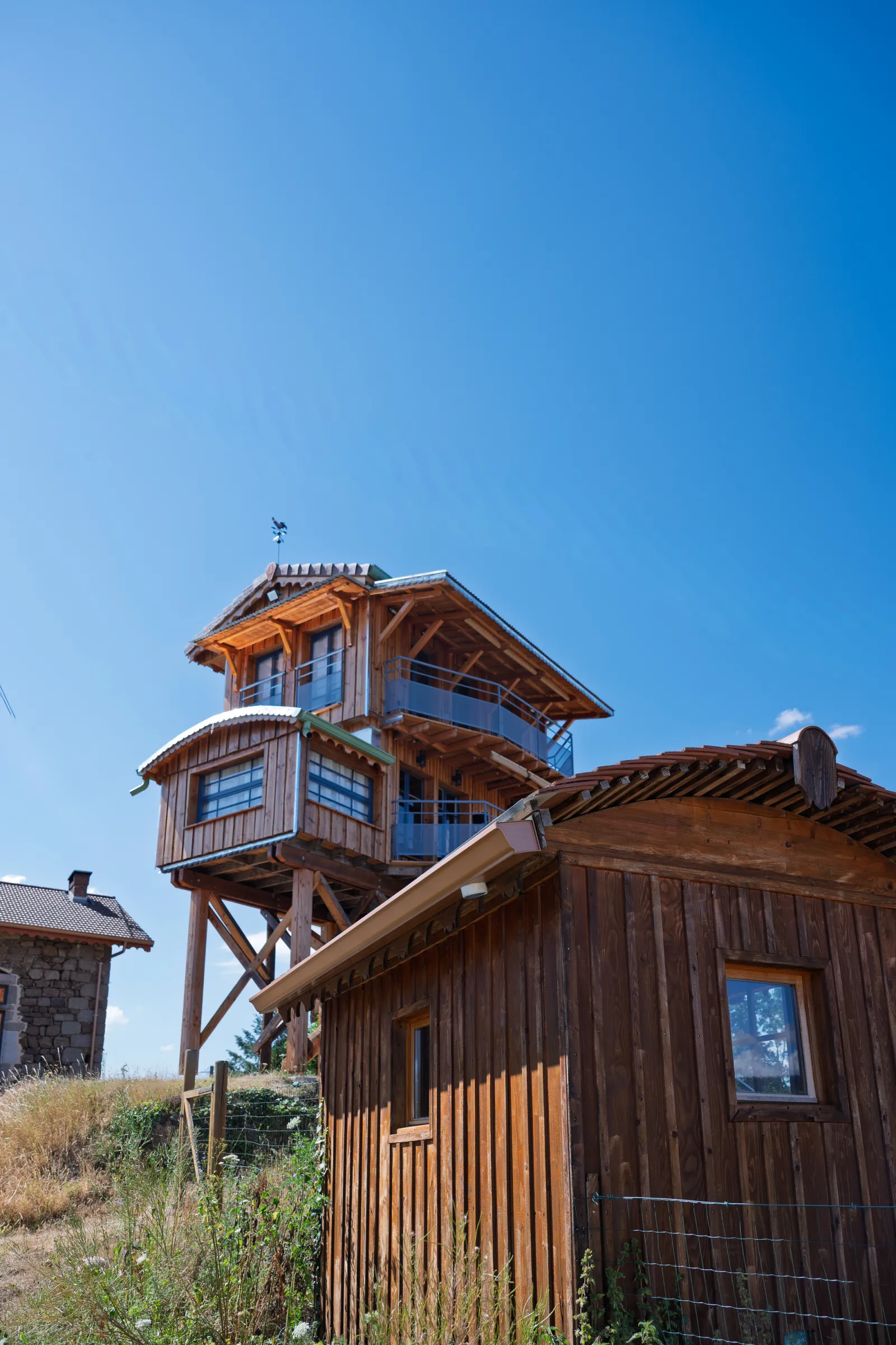 La Motte des Seigneurs, cabane sur pilotis à Marsac-en-Livradois