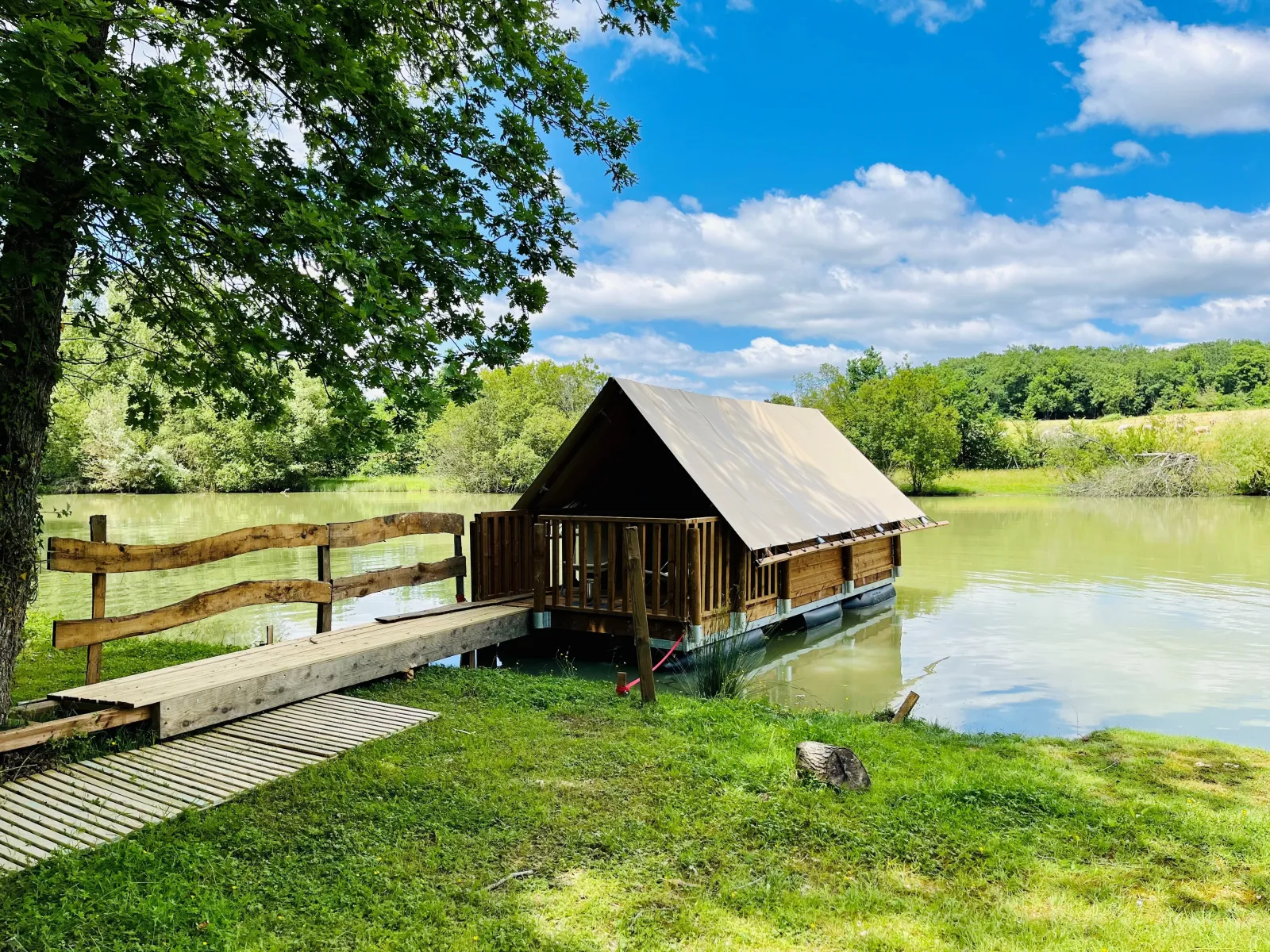 La p'tite Cabane flottante, cabane sur pilotis à Seissan