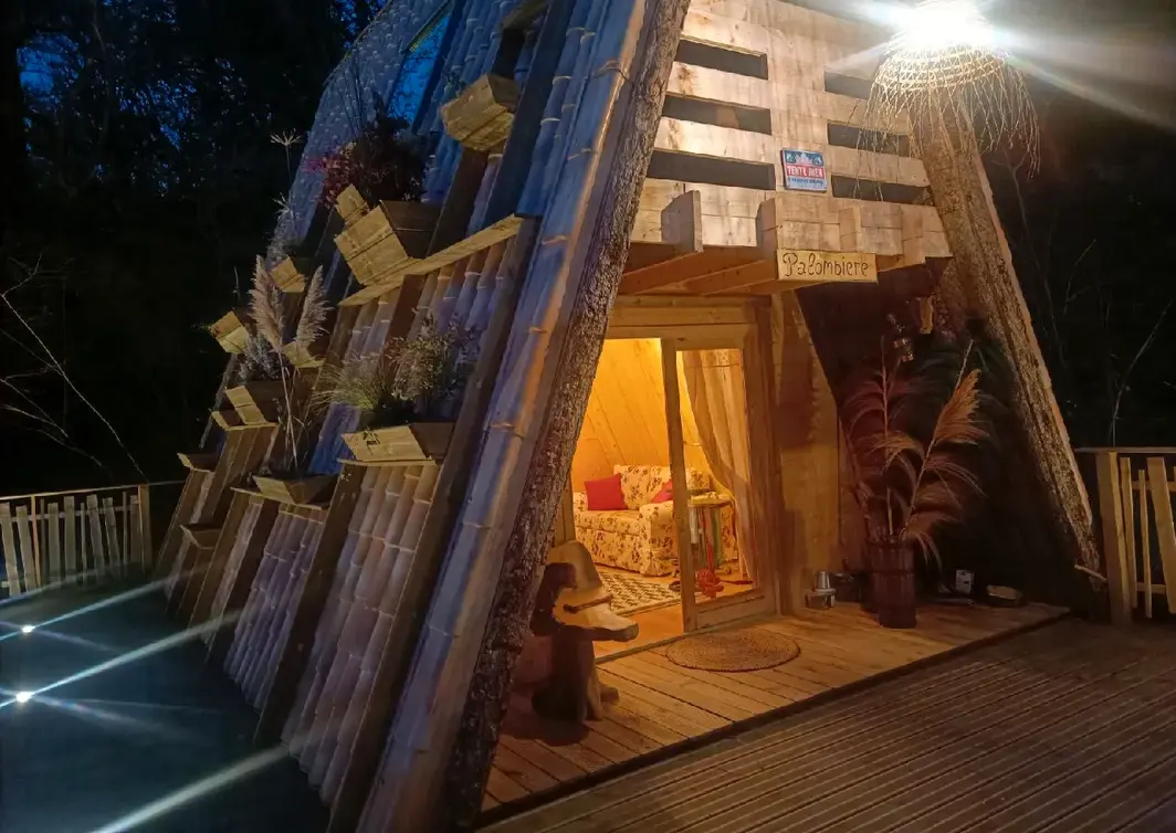 La Palombière, cabane au sol à Saint-Armou