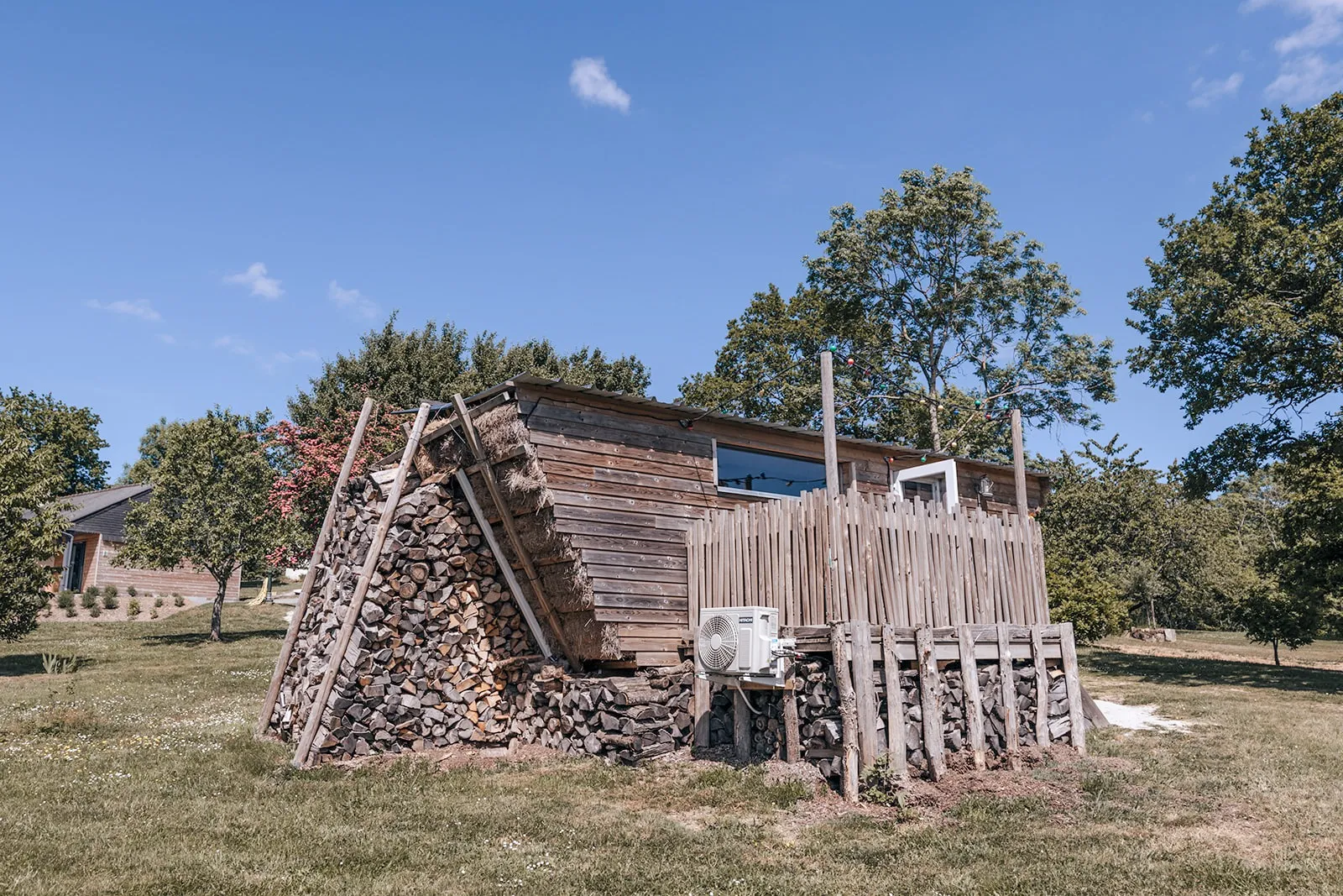 La Planque, cabane au sol à Saint-Léonard-des-Bois
