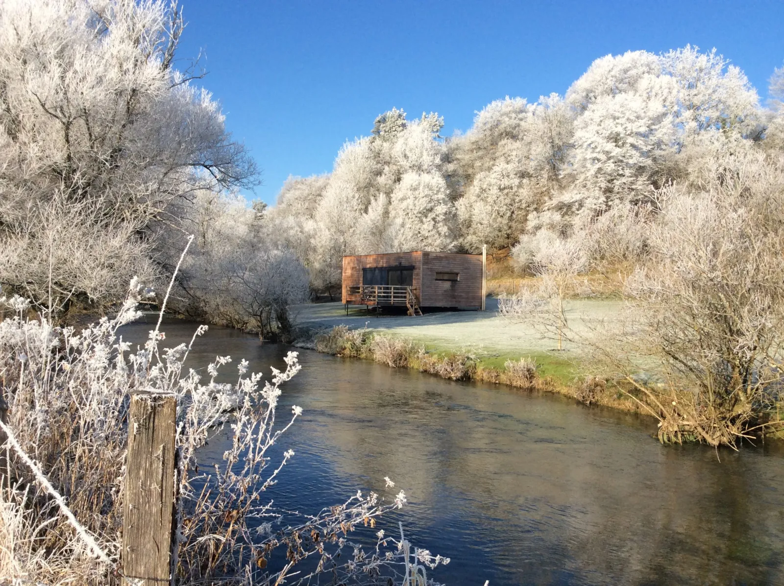 Le Cube du Pont de la Roche, cabane sur pilotis à Frénois