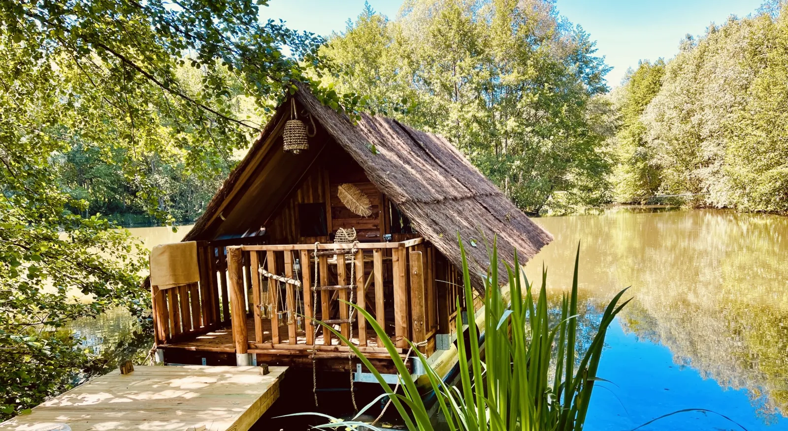 Le Radeau, cabane sur l'eau à Viévy