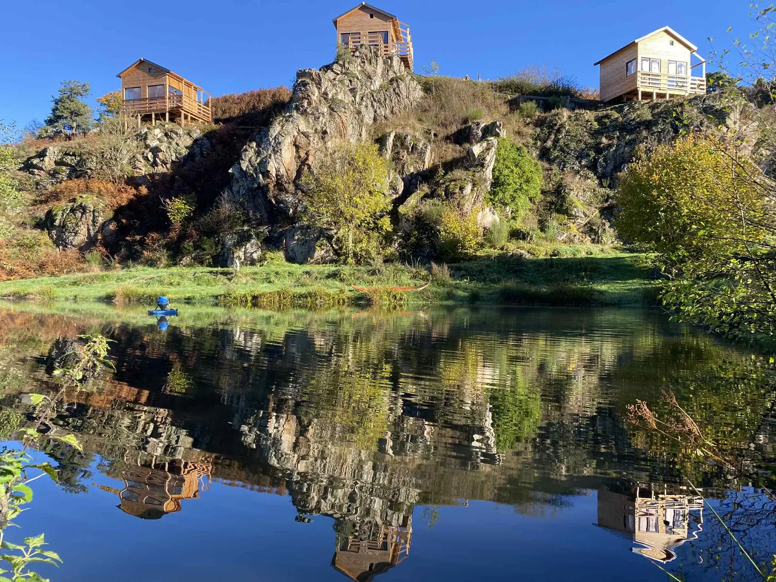 Les Cabanes du repos, cabane sur pilotis à Siaugues-Sainte-Marie