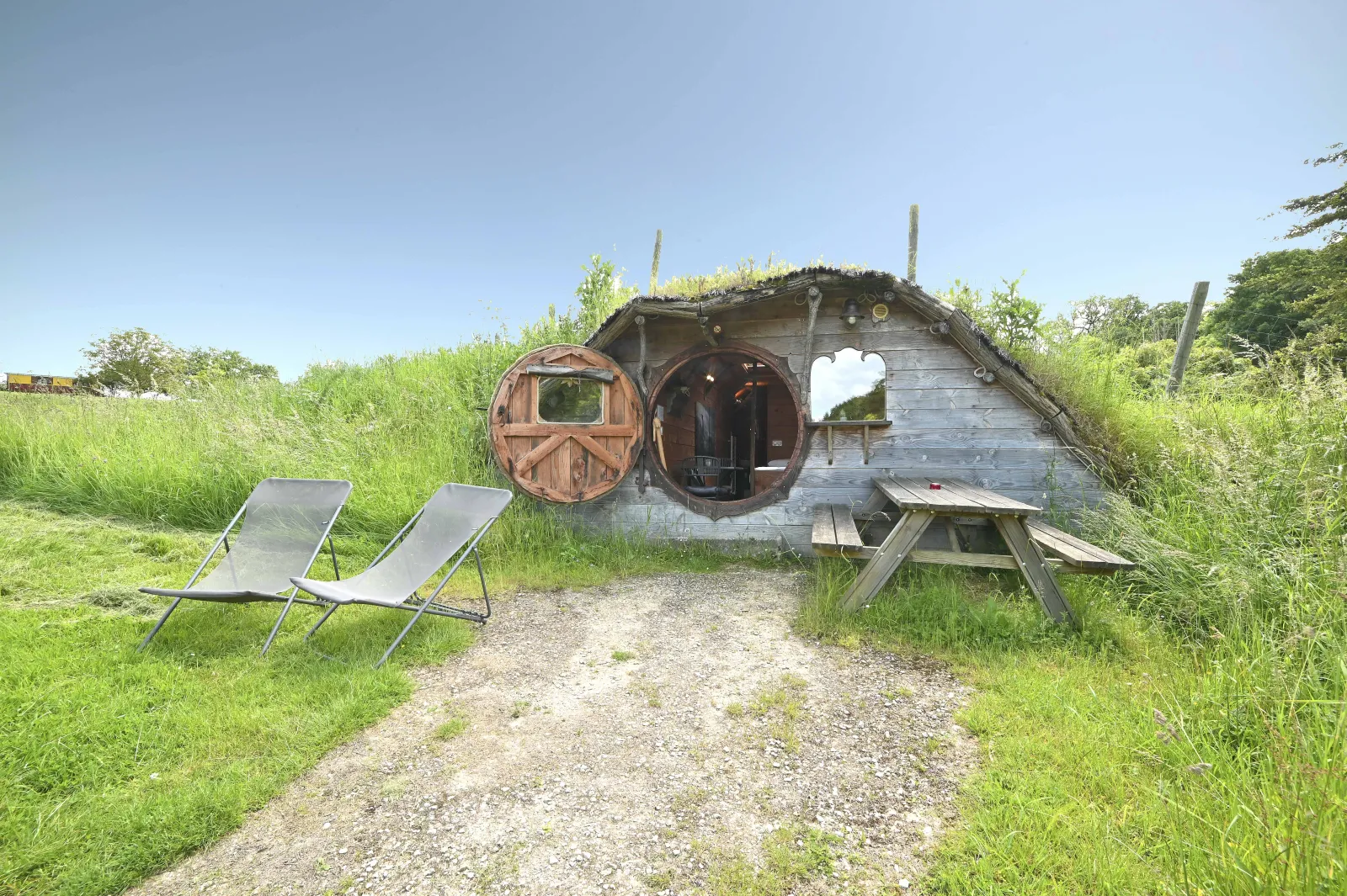 Les Ripaudières, cabane au sol à Descartes
