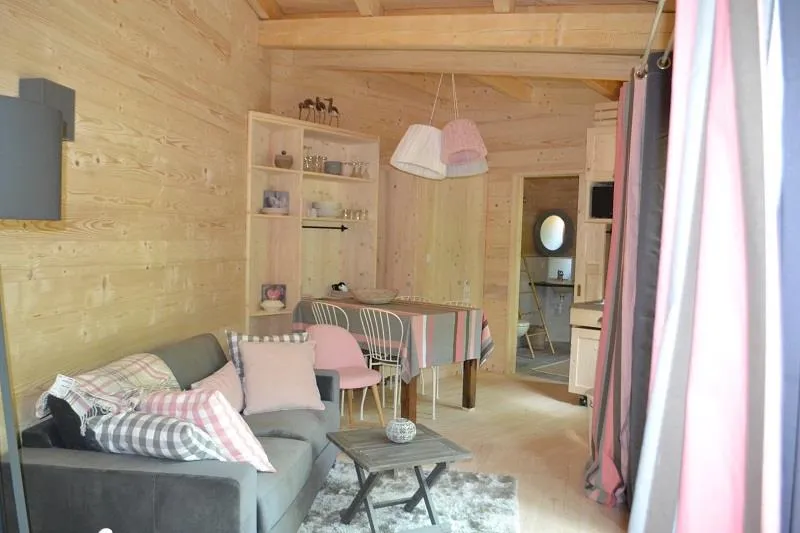 Lodge Cocoon, cabane sur pilotis à Magné