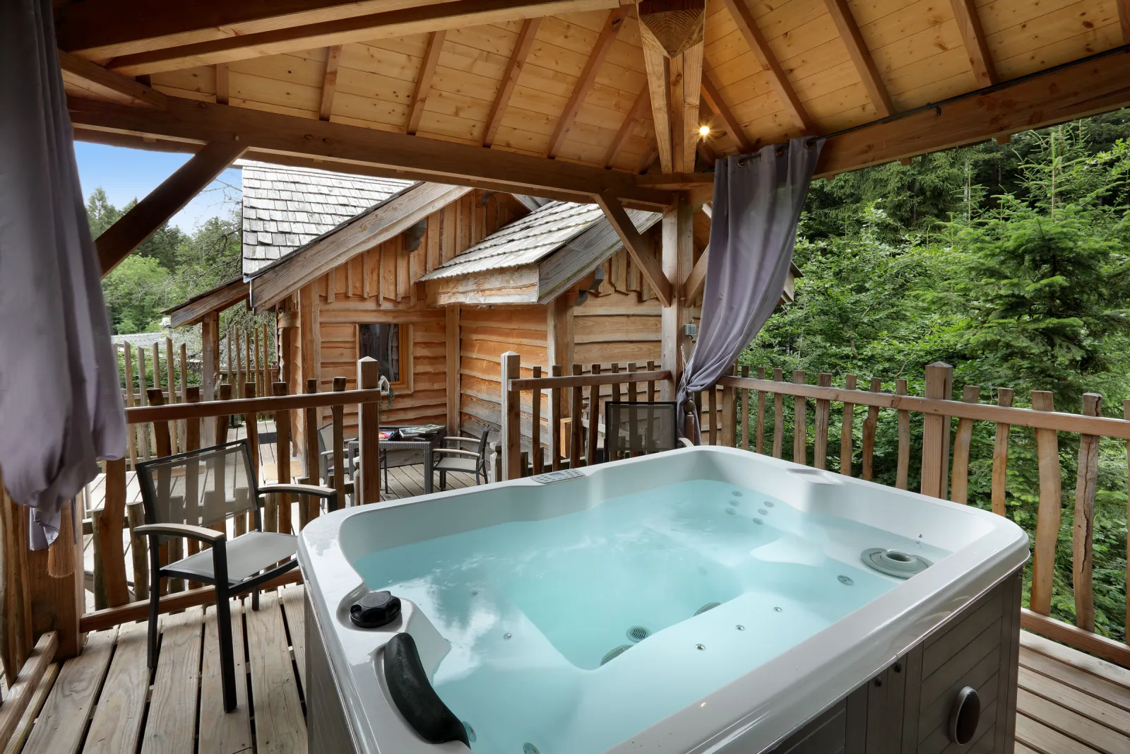 Lodge Confort, cabane dans les arbres à Larringes
