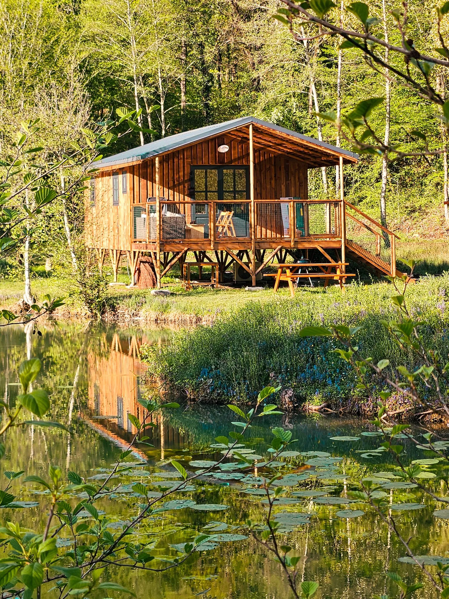 Lodge de l'Étang d'Allas, cabane sur pilotis à Saint-André-d'Allas