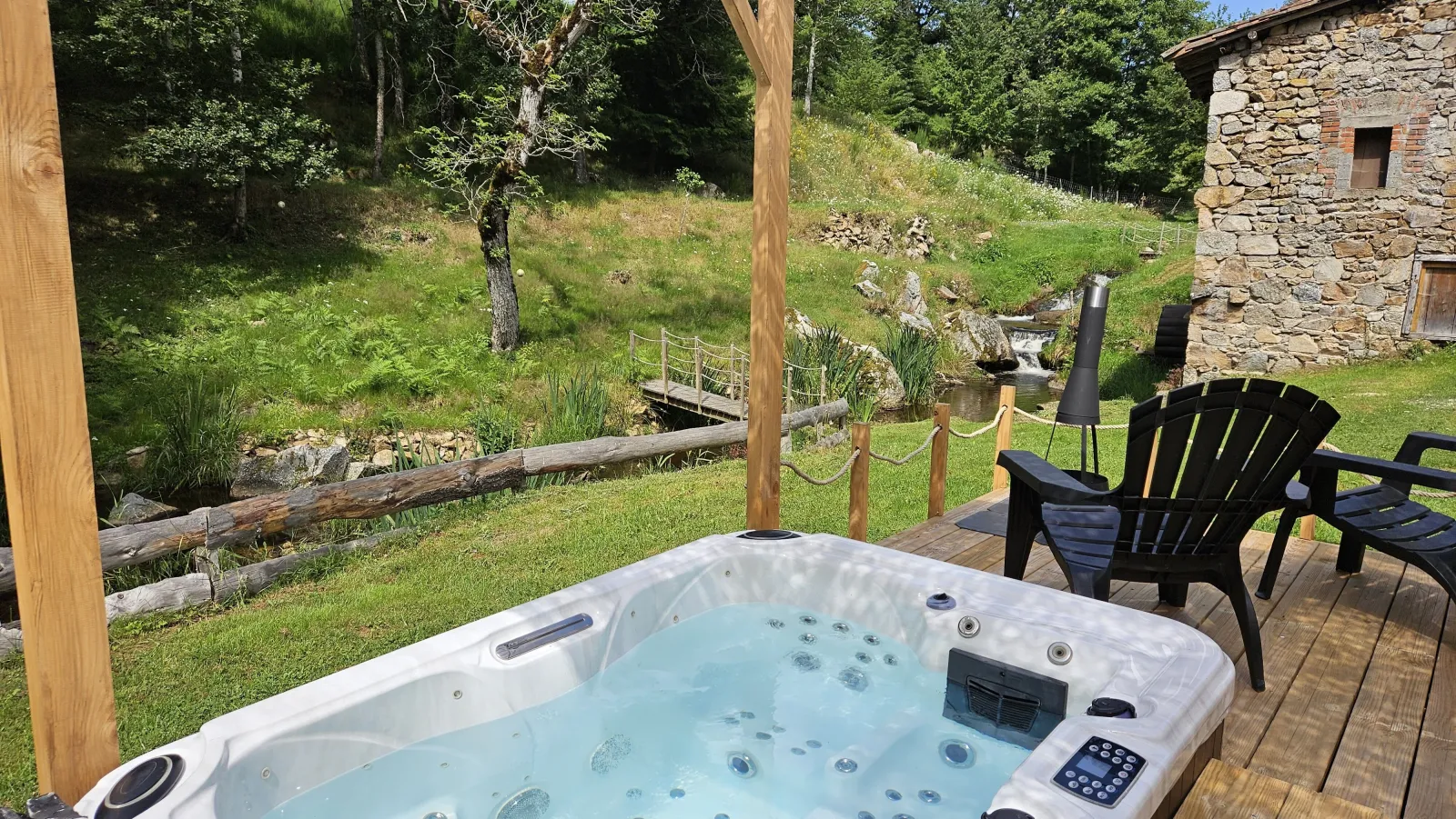 Lodge des sources, cabane au sol à Viscomtat