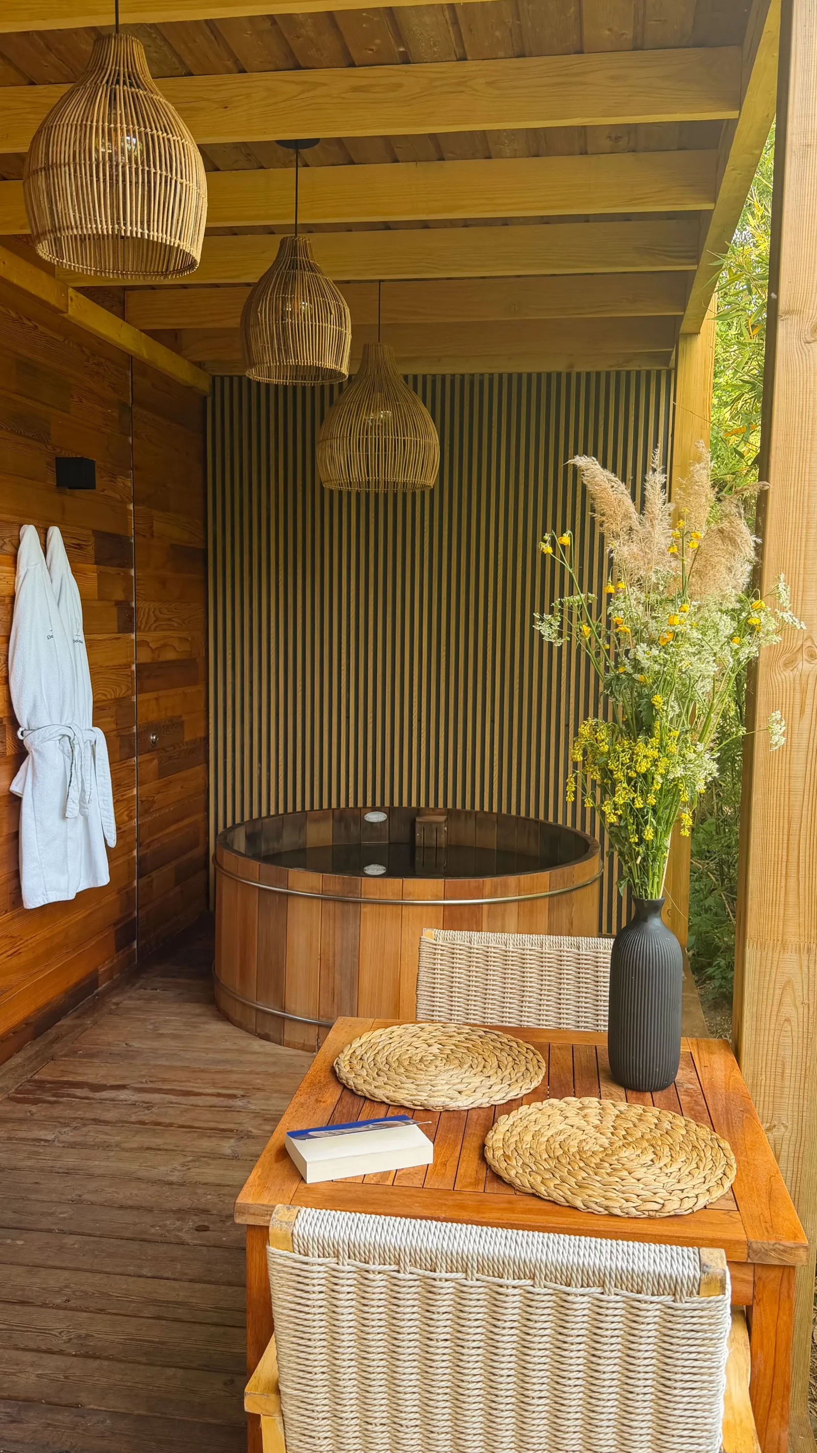 Lodge du Canal, cabane au sol à Montcresson