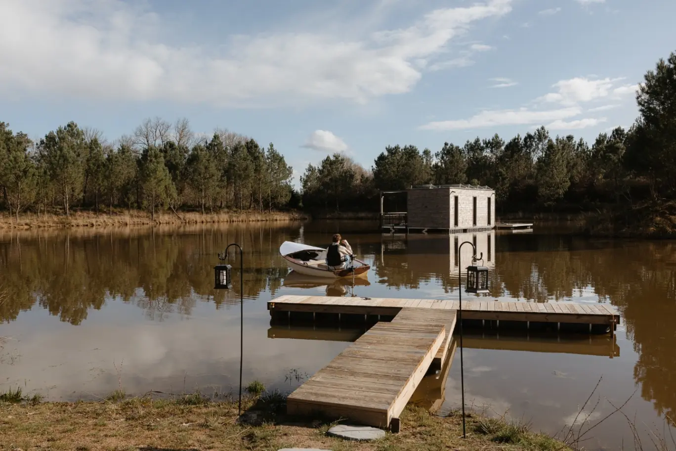 Lodge flottant Get Out There, cabane sur l'eau à Parcoul-Chenaud