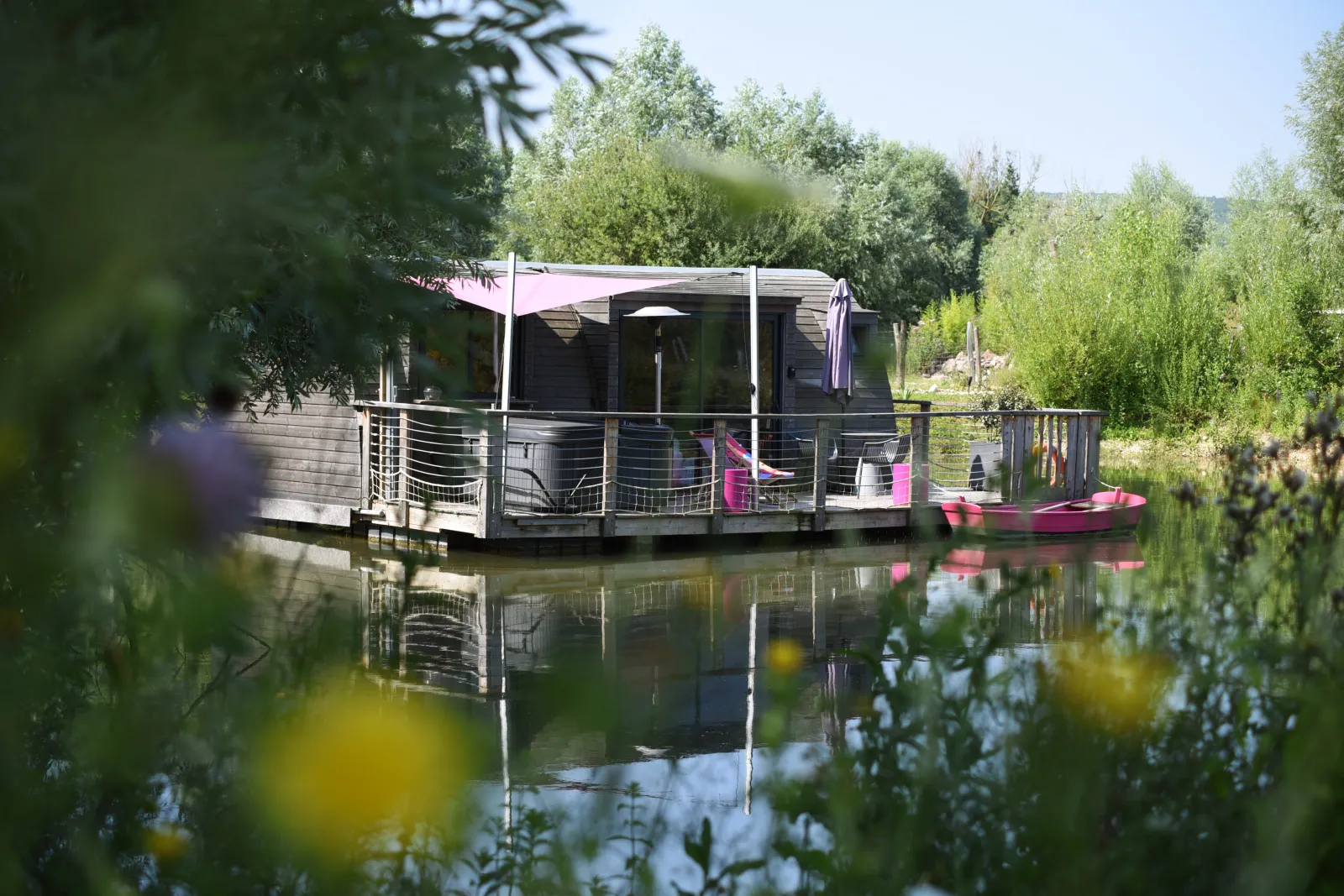 Lodge flottant Les Preuses, cabane sur l'eau à Chablis