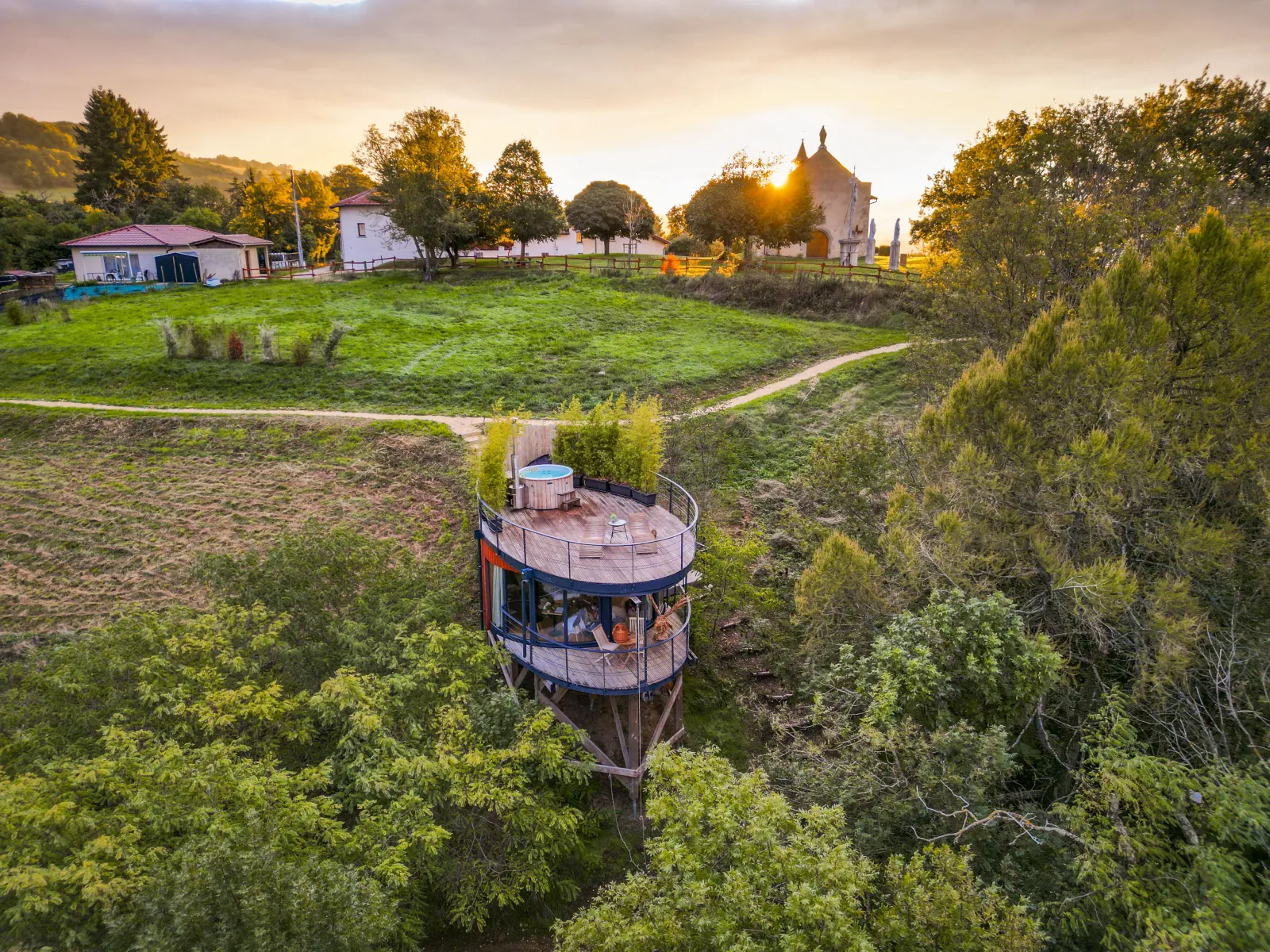 Lodge Spa Prestige, cabane sur pilotis à Gillonnay