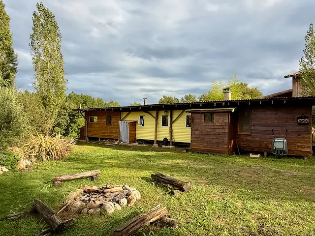 Maison-cabane Cosy place, cabane au sol à Montbrun-Bocage