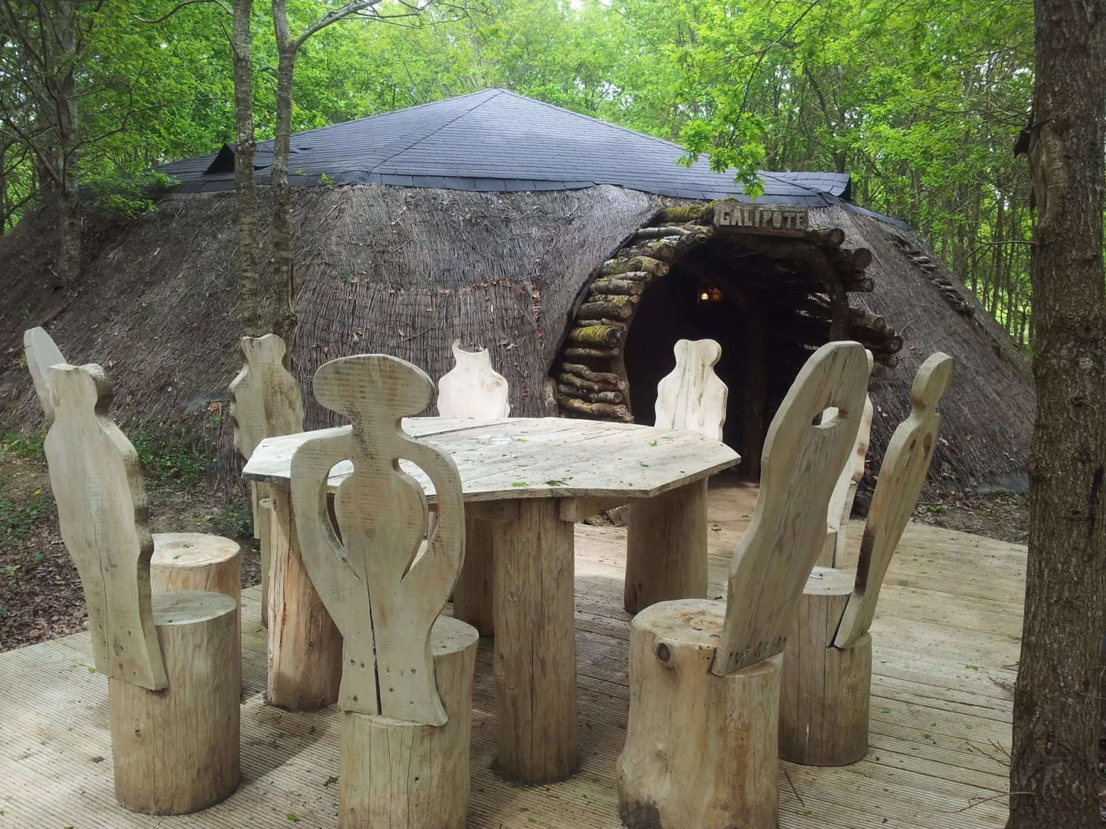 Maison des Farfadets, cabane au sol à Dienné