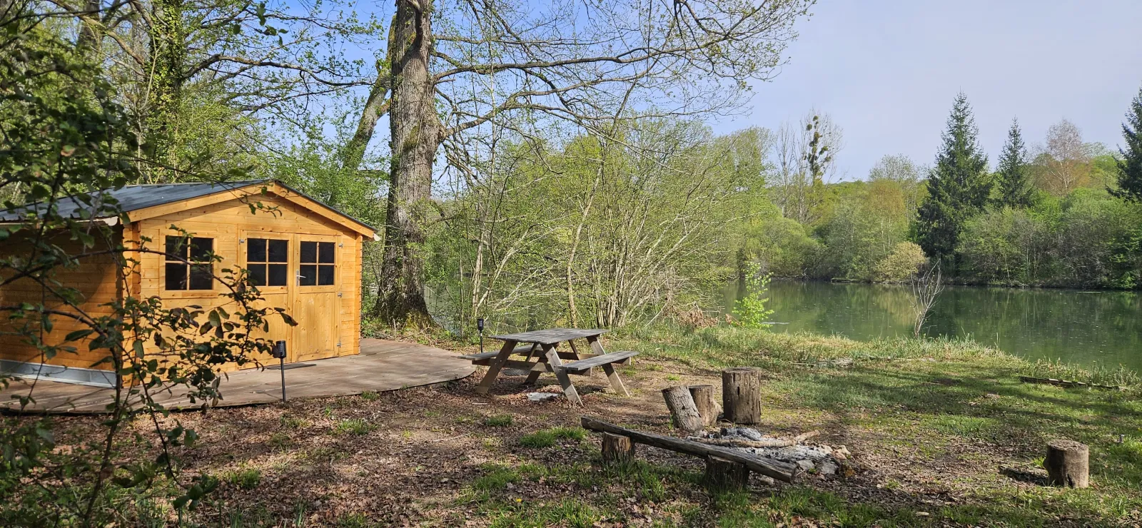 Petit chalet de Jo et Mel, cabane au sol à Soisy-Bouy