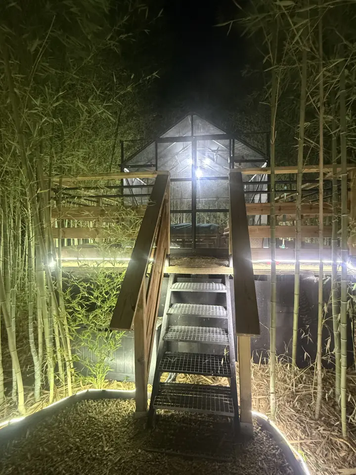 Tanabata Lodge, cabane sur pilotis à Pezens