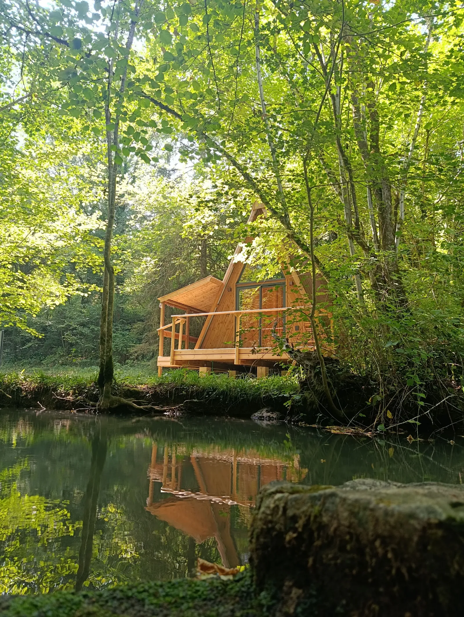 Tanière du lapin blanc, cabane au sol à Vailhourles