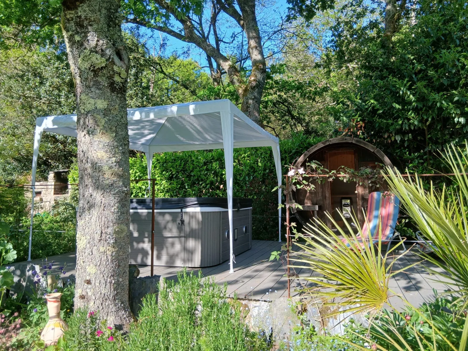 Temple Ysambre, cabane au sol à Malansac