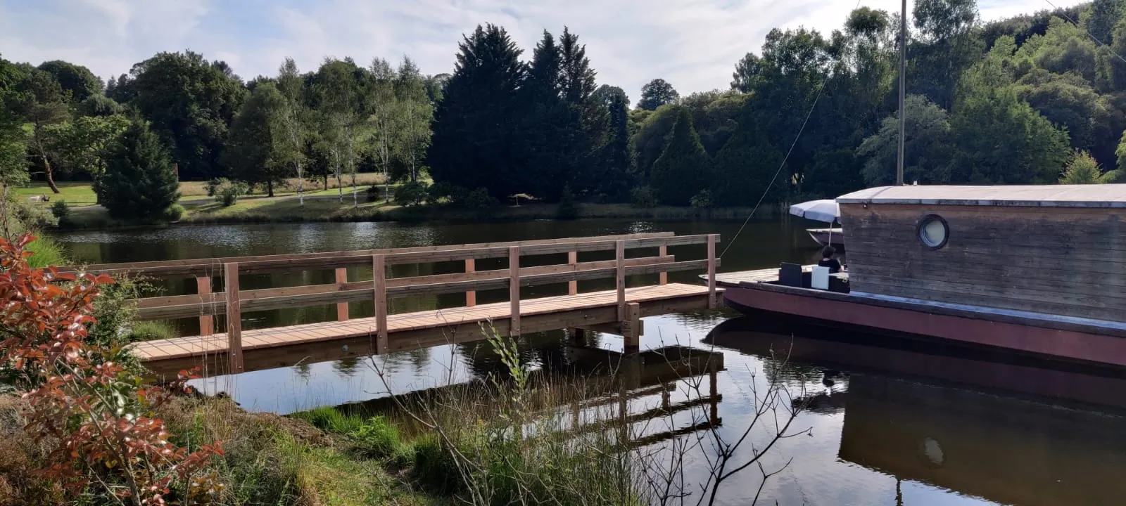 Toue cabanée accostée, cabane sur l'eau à Chamberet