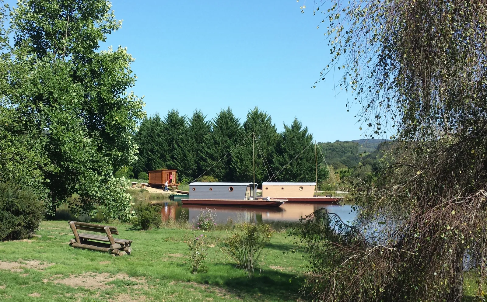 Toue cabanée au mouillage à Chamberet, photo 3
