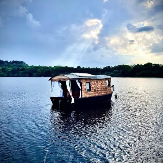 Toue cabanée de Guerlédan, cabane sur l'eau à Guerlédan