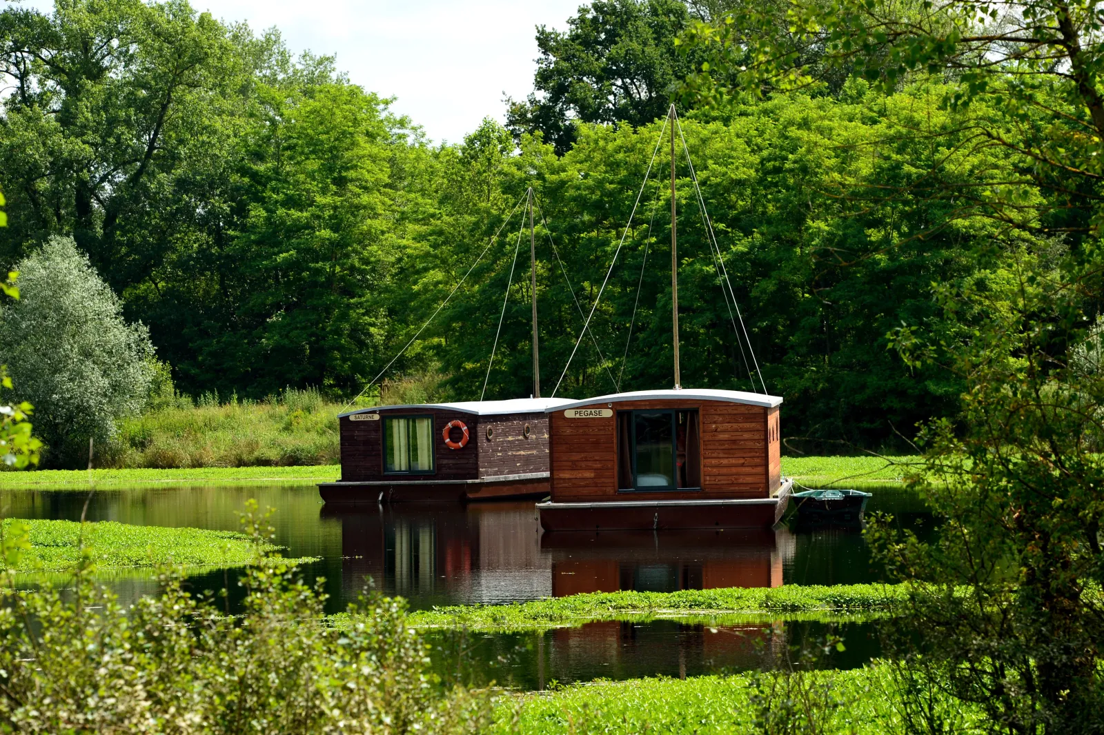 Toue Cabanée Spa, cabane sur l'eau à Chassenard