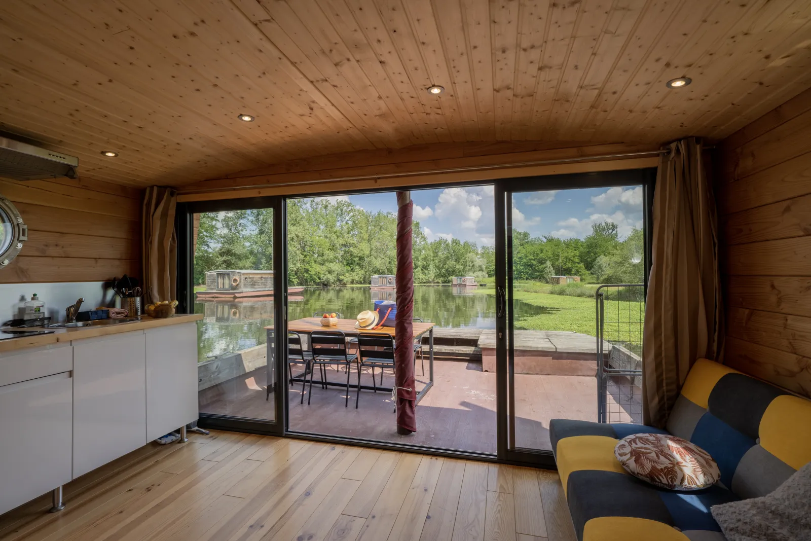 Toue Cabanée Tribu, cabane sur l'eau à Chassenard