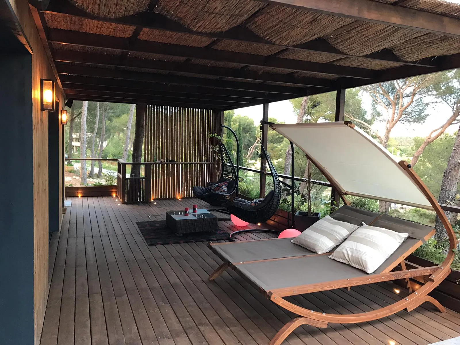 Villa Couple Piscine, cabane sur pilotis à Calvisson